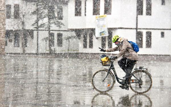 Yalarn; genellikle karla kark yamur ve kar, Orta ve Dou Karadeniz kylar ile Diyarbakr, Batman ve Siirt evrelerinde yamur eklinde olmas bekleniyor. Gece (Pazartesi) saatlerinde stanbul evrelerinin yer yer ok bulutlu ve hafif saanak yal geecei tahmin ediliyor.