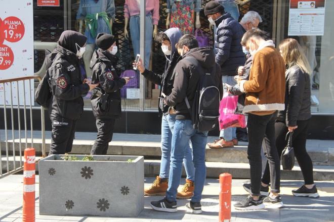 stiklal Caddesi Mecidiye Caddesi?nde olduu gibi bariyerle evrildi. Samsun polisi ve gelen takviye ekipler caddeyi tamamen kontrol altna ald.