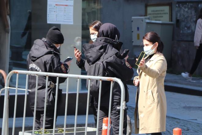 Baz ara sokaklarda denetimlerin aralar zerinde de gerekletirildii grld. Temasl ve riskli grubun bulatrclnn nne geilmesi iin Samsun?da polis teyakkuza geti.