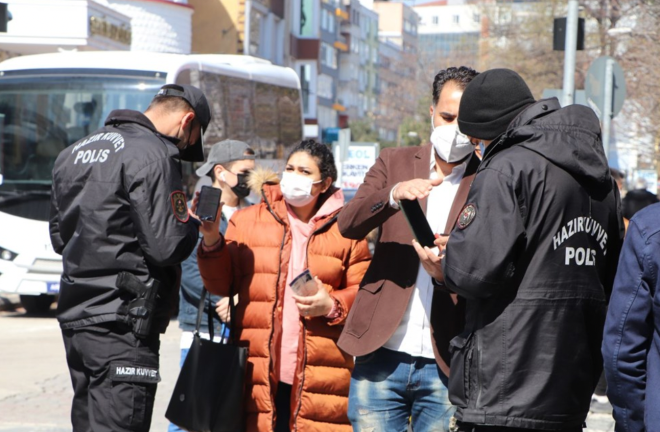 Corona virsnn pik yapt Samsun?da vatandan youn olarak kulland caddelerdeki denetimler artrld.