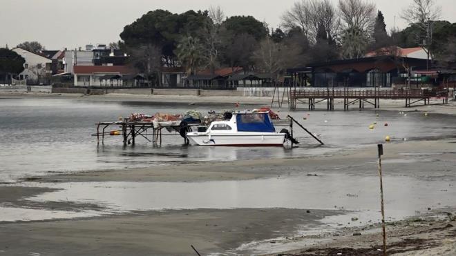 ?KORKULACAK BR EY YOK?<br>  Deniz suyunun yaklak 30 metre ekilmesi olaynn doal olduunu da szlerine ekleyen Trkolu, ?Korkulacak bir olay deil. Bu tamamen doal bir olay, aslnda okyanuslarda Kuzey Amerika ve Avustralya kylarnda gel-git olay muazzam bir elektrik oluturabilecek bir etkiye sahip. Dolaysyla bizim sularmzdaki gel-git hissedilemeyecek, ylda birka kez rastladmz bir olay? diye konutu.