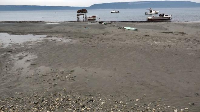 Son gnlerde yaanan gel-git olay nedeniyle sahillerde ortaya ilgin grntler kt. Kyda bulunan sandallar karaya oturdu.