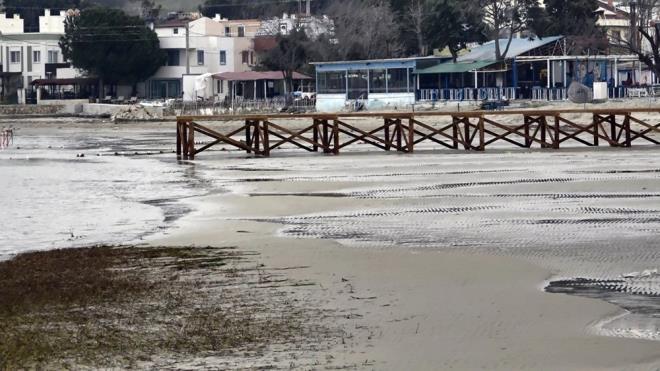 Balk teknelerinin bal bulunduu ky kesimi karayla birleti. Sahildeki tahta iskele ise tamamen karada grnm kazand.