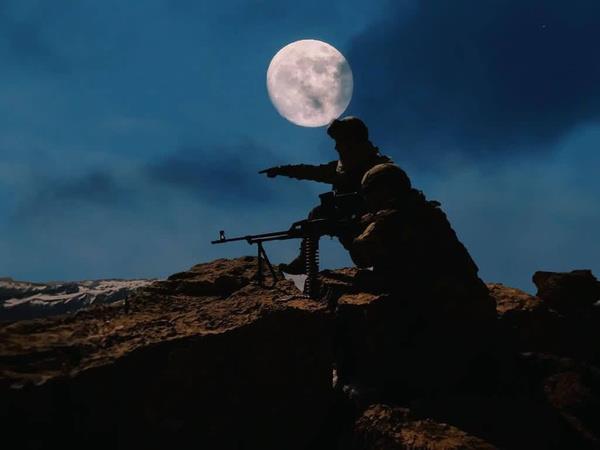 Bakanln Twitter hesabndan, "Bize Ay Yldzn  yeter" mesajyla komandolarn Sper Ay nda gerekletirdii terrle mcadele harekatnn fotoraflar paylald.