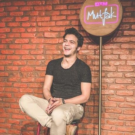 Apar topar Ulus'ta zel bir hastaneye kaldrlan oyuncu akcierlerinden ameliyat edildi. Doktor Glolu'nun iddetle sigaray brakmasn nerdi.