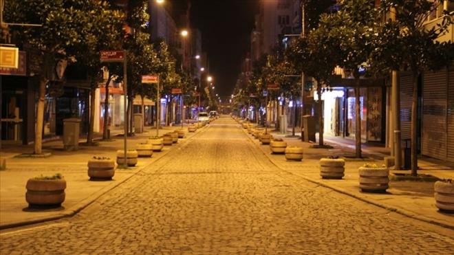 2- 21.00-05.00 ARASI KISITLAMA SRECEK<br>  Trkiye'nin tamamnda sokaa kma snrlamas akam 21.00 ve sabah 05.00 olarak haftann her gn devam edecek.