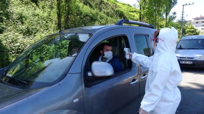 '10 GN KAMETTE KALMALILAR'<br>  Bu yl iinde deiik almalar yapldn kaydeden Vali eber, "Grmeler sryor. Hazrlanyoruz, belli kararlar mutlaka alacaz. Gelen yarclarmzn, iilerin kendilerine tahsis edilen ikametgahta mutlaka 10 gn kalmalarn, ay bahesi ile evleri arasnda kendilerini izole etmelerini isteyeceiz. Gelen yarclarn, iilerin ou yine ok yksek riskli iller grubunda olan Giresun, Ordu, Gmhane gibi illerden geliyor. Gelecek vatandalarn da ya grubunu dndmzde alama yaplmayan ya grubu olacandan zellikle izolasyon ve karantina konulara dikkat etmeleri gerekiyor. Burada grev onlar getiren ailelere dyor, tabii biz de denetimlerini yapacaz" diye konutu.