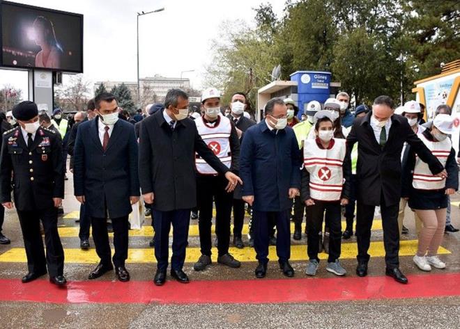 nce, gazetecilere, yayalarn krmz izgileri olduunu syleyerek, "ncelik yayann, ncelik hayatn. Trafik gvenlii ciddi bir mesele, dier gvenlik alanlar gibi. ok can kayplar verdik, ok aclar ektik. stiyoruz ki vatandalarmz bundan sonra byle aclar yaamasn, trafik konusunda can kaybmz olmasn. Hedefimiz trafik kazasnda sfr can kayb olsun." ifadelerini kulland.