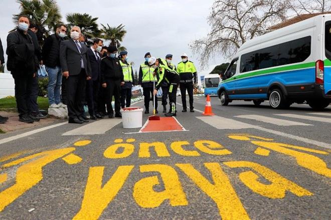 LER BAKAN YARDIMCISI ERSOY, ESKEHR'DE YAYA GED BOYADI<br>  ileri Bakan Yardmcs Mehmet Ersoy, "Yayalar Krmz izgimizdir" projesi kapsamnda Vinelik Mahallesi Atatrk Bulvar'nda dzenlenen etkinlie katld.    "Yayalar Krmz izgimizdir" projesi kapsamnda dzenlenen etkinlikte, Eskiehir Valisi Erol Ayyldz, l Emniyet Mdr Engin Din, l Jandarma Komutan Albay Ercan Atasoy, Odunpazar Kaymakam Turgay Hakan Bilgin ile renciler de bulundu.    Bakan Yardmcs Ersoy ve beraberindekiler caddedeki yaya geidini krmzya boyad.