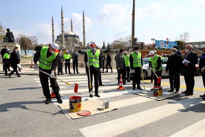 Trkiye'nin drt bir yannda, "Yaya ncelii Krmz izgimizdir" uygulamas yapld.    ileri Bakanlnca, kavak giri ve klar ile yaya ve okul geitlerine yaklarken yavalamak, varsa buralardan geen veya gemek zere bulunan yayalara durarak ilk gei hakkn vermeye dikkati ekmek ve farkndalk oluturmak amacyla yaplan uygulamaya birok nemli isim dahil oldu.