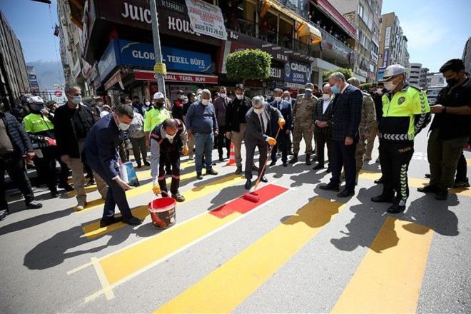 LER BAKAN YARDIMCISI ERDL: 30 MART'TA KIRMIZI ZGMZ EKYORUZ  <br>  ileri Bakan Yardmcs Tayyip Sabri Erdil, Vali Hseyin Aksoy'la birlikte Ali hsan Paa Bulvar ve Adnan Menderes Bulvarnda dzenlenen etkinlie katld.    Burada bir grup renci, ellerinde "Yayalar krmz izgimiz", "Yayaym bu yolda ben de varm" dvizleri tayarak srcler iin farkndalk almas yapt.    Bakan Yardmcs Erdil ve Vali Aksoy, yaya geitlerindeki tek eridi krmzya boyad.    Gazetecilere aklama yapan Erdil, lkenin drt bir tarafnda "30 Mart'ta krmz izgimizi ekiyoruz" uygulamasnn gerekletirildiini, bu almayla trafikte yaya gvenliini artrmay amaladklarn syledi.