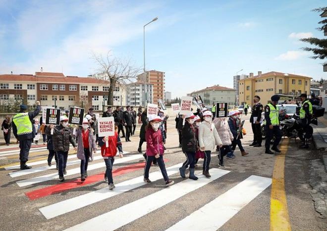 YAY LMLERNDE 1 YILDA YZDE 22 ORANINDA AZALMA SALANDI  <br>  Ersoy, 2017 ylnda trafik kazalarnda 7 bin 400 kiinin hayatn kaybettiini ve bakanlk olarak yrtlen proje ve almalarla  bu rakamn 2020 ylnda 4 bin 866?ya kadar gerilediini  ifade etti.    Bakan Yardmcs Ersoy, 2019 ylnn ubat aynda balattklar " ncelik Yayann" kampanyasyla yaya lmlerinde 1 yl iinde yzde 22 orannda azalma salandn syledi.