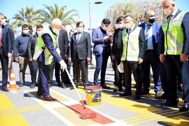 Bu kapsamda 2012 ylnda Kara Yolu Trafik Gvenlii Stratejisi ve Eylem Plan hazrlandn, ardndan da 2017 ylnda Trafik Gvenlii Uygulama Belgesi'nin yrrle konulduu anmsatan atakl, yle konutu:    "Yine 2011-2020 yllar arasnda Kara Yollar Trafik Kanunu'nda da nemli deiiklik yaparak yayalara ncelik verilmesi hususunda bir dzenleme de getirildi. Bu hazrlanan belgeler, yaplan yasal dzenlemeler zerine zellikle 2019-2020 ylnda youn bir ekilde kampanyalar yrttk. Neticede 2011 ile 2020 yl arasnda tm dnyada iki lke bu hedefi yakalayabildi. Bunlardan birisi Trkiye. Trafik kazalarnda can kayplar 2020 yl sonu itibaryla 10 yllk dnemde yzde 56 azald. Mthi bir sonu ortaya kt. Daha fazla insanmzn hayata tutunmas anlamna geldi."