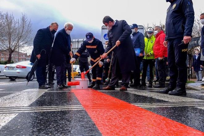 LER BAKAN YARDIMCISI NCE: NCELK YAYANIN, NCELK HAYATIN  <br>  stanbul'da Gndodu Meydan'nda dzenlenen etkinlie katlan ileri Bakan Yardmcs Muhterem nce, zerinde "Yayalar krmz izgimiz" yazl maske ve apka takt.    Etkinlie katlan rencilere krmz ddk ve hediyeler veren nce, daha sonra Vali Kger ile yaya geidini krmzya boyad.