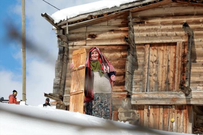 Rize'nin kizdere ilesine bal Petran Yaylas sakinleri corona virs (Kovid-19) salgn dneminde, snowboarddan esinlenerek "petranboard" veya "lazboard" adn verdikleri tahtalarla kayarak mart aynda yaan karn tadn karyor.     l merkezine 80 kilometre uzaklkta, Kakar Dalar'nn eteklerinde bulunan 2200 rakml Petran Yaylas'nda, Covid-19 salgn dnemini ok sayda vatanda yayla evlerinde geiriyor.