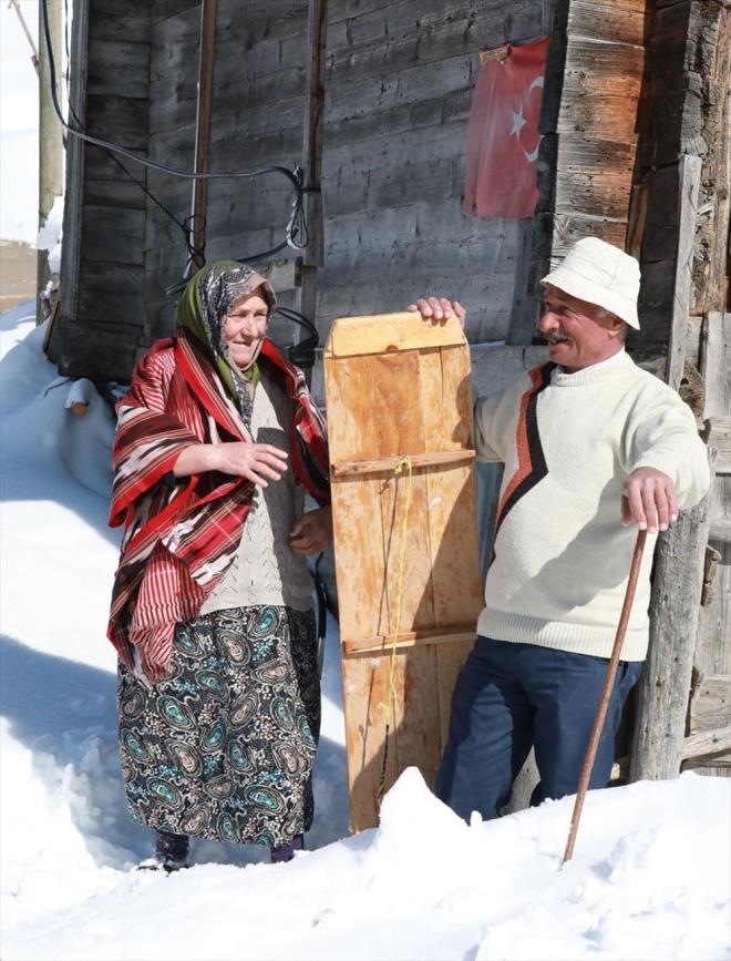 Vatandalar mart aynda yaan kar rtsnn kayma noktasna gelmesiyle tahtalarn kararak yeniden kaymaya balad.