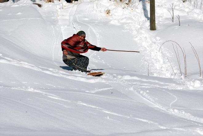 Fatma Havuz ise 71 yanda olmasna ramen karn tadn karmaya devam ediyor.    Havuz, kk yalarda rendiini ve yann ilerlemesine karn karda kaymann keyfini karmaya devam ettiini belirterek, "Bizler de kkken daha ok gzel yerlerde kayardk. Erkekler gibi gidemezdik ama ufak yerlerde tahtalarla yzerdik. imdi yalandk ama eski yaptklarmz aklmza geldike kayyoruz. imdi mart aynda son kar yad tadn karyoruz. Bundan sonra yasa da kayak yaplmaz" diye konutu.