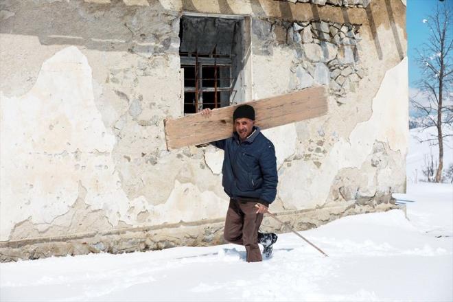"OCUKLARIMIZA RETP GELENE SRDRMEYE ALIIYORUZ"  <br>  Yayla sakinlerinden Hzr Havuz, Petran tahtas ile kaya yaklak 200 yllk bir gelenek olduunu anlatt.    Kendisinin yaylada bydn aktaran Havuz, "ocukluumuz bu tahtalarn zerinde bu dalarda geti. Dedelerimiz ulam olmadan nce vadilerden inerek kayak yapyorlard. Kayarak inip ihtiyalarn giderdikten sonra geri dnyorlard. ocukluumuz kyde geti. Tahtann zerinde kaya rendik. 5-6 yanda baladk. Tahtamz kendimiz yaparak kayardk" dedi.