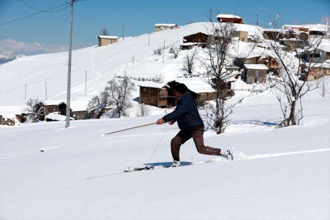 DENGEY ELDEK UBUK SALIYOR  <br>  Kar toplamamas iin ular dikletirilen tahtalara binen kyller dengede kalabilmek iin bir elinde ubuk, dier elinde nn kaldrarak fren yapmay salayan ipe tutarak kayyor. Kyller tahtalar elinde yryerek trmandklar dik yamalarda kayak yapyor.