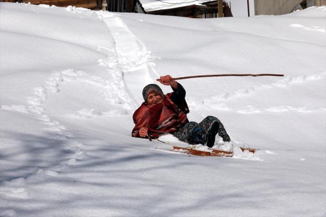 Snowboard ustalarna ta karan kyller Petranboard adn verdikleri tahtalarla saatte 80 kilometreyi aan hza ulaabiliyor. Dengesini kaybeden ve hzn alamayanlar da karda dyor, yeniden kalkarak yoluna devam ediyor.