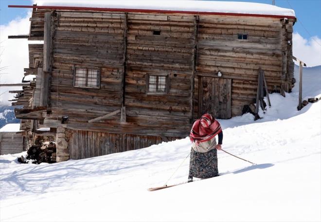 Yayla sakinlerinin bazlarnn ise hem snowboard hem de kayak tahtas ile profesyonel kayaklara ta kartacak derecede kayak yapmas dikkat ekiyor.