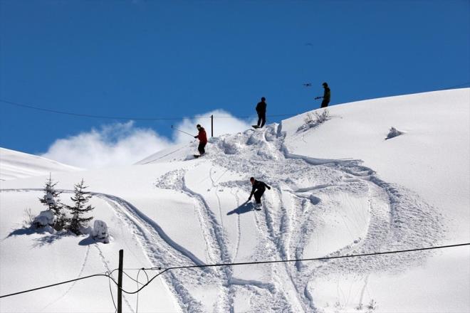 Kasm Havuz, petranboardn kendileri iin bir yaam biimi olduunu syleyerek, unlar kaydetti:    "Doduk doal buralardayz. Burann meslei bu. Lazboard ama esas petranboard olarak biliniyor. Kaymak isteyenlere de retiyoruz. Ulammz zordu, yoktu. Buradan kayarak merkeze iner, oradan araba ile giderdik. imdi ulam geldi. Srekli buradayz. Kar yanca kayarak zamann tadn karyoruz"