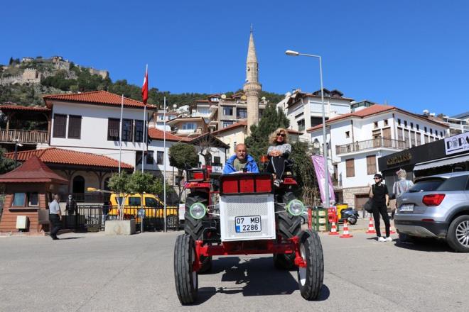 USTALARLA MESA YAPTI  Her gn Alanya sanayi sitesinde ustalarla birlikte adeta mesai yapan Hilbert, traktrleri ok sevdiini belirterek, hayalinin gerekletiini syledi. Hilbert, ?Traktrler zellikle erkeklerin yakndan ilgilendikleri aralar. Bu da elektronik olmaya antika diye tabir ettiimiz 1976 model bir ara. Alanya sanayisinde ubat ayndan bugne kadar her gn zerinde durarak tamiratn yaptrdm? dedi.