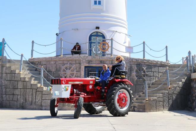 ''ZEVK ALARAK KULLANIYORUM''  En byk hayalinin traktr olduunu ifade eden Hilbert, ?Traktrleri ok seviyorum. Yalnzca biraz sesli onun harici hibir sknt yok. Traktrm zevk alarak kullanyorum? diye konutu.