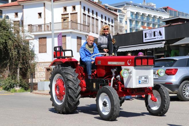 Hayalini kurduu traktre kavuan Hilbert, sevgilisiyle beraber Alanya turlar atmaya balad.