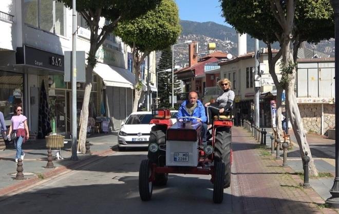 Alman ift, aratrmalar sonucu arad traktr Antalya?nn Manavgat ilesinde yaayan engelli bir vatandata buldu. Trk yapm International marka 8 ileri 2 geri vitesli, 35 litrelik mazot deposuna sahip olan traktr, engelli vatandatan 18 bin TL?ye alan Hilbert, daha sonra bakmlar iin Alanya saniyesi sitesine getirdi.