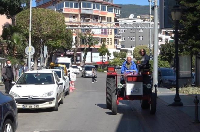 Hilbert, burada Alman nes Lehn isimli sevgilisiyle beraber ocukluundan beri tutkusu olan traktr bulmak iin aratrmalar yapt.