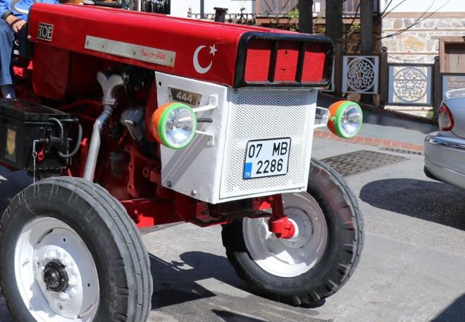 Traktr, 20 bin lira masraf ederek batan 1 aylk srete batan aaya yeniledi ve alr hale getirdi. Traktrn krmz-beyaz renkte olmas ve zerinde bulunan Trk Bayra ise dikkat ekti.