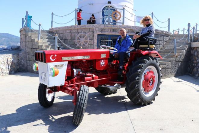 ''NSANLARIN AIRARAK BAKMASI HOUMA GDYOR''    Alanya?da traktr srebilme zevkine eritii iin ok mutlu olduu belirten nes Lehn ise unlar syledi:    ?Traktr ehliyetim olduu iin srme zevkini ise burada tattm. Traktr kullandm esnada yol boyunca insanlar ilgi duyuyor. nsanlarn durup, ararak bakmas ok houma gidiyor. Gzel kadnlarn gzel aralara ilgisini de Hilbert sayesinde gstermi oldum. Onun iin ok seviyorum.?