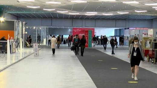 Koronavirs tedbirleri kapsamnda dzenlenen fuarda katlmc, ziyareti ve grevlilerin HES kodu sorgulamas yaplarak fuar alanna girileri salanyor.