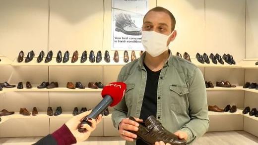 "Fiyat 10 bin dolar yani 80 bin lira civarnda"  diyen rim, "3 kii satn ald ama 30 ift sipariimiz var. Timsahtan direkt kyor, ayakkab haline geliyor" diye konutu.