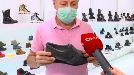 "Bu diyabetik ayakkablar da farkl malzemelerle retilerek bunun nne gemek iin tasarland" diyen Solak "Ayakkabnn iinde hi diki kullanmyoruz. Ayn bir orap gibi. Deri ile astar arasna lateks kullanyoruz bu da konfor salyor. " diye konutu.