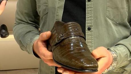 Fuarda dikkat eken ayakkablardan biri de klima teknolojisine sahip olanlar.  Klima teknolojisine sahip ayakkabyla ilgili konuan Zekeriya Yaln, "Koronavirs ile birlikte insanlarda salkla ilgili alg daha artt. Herkes ayak saln da dnerek ayakkab tercihi yapyor. Biz anatomik rnler yapyoruz. Klimal ayakkab da ayakkabnn iinde nem ve bakteriyi azaltan bir sistem olduu iin ieride alan, firmamzn patentinde olan 'clima comfort' sistemi sayesinde ayakkabnn iindeki kirli havay, nemi bakteriyi alarak burada her admnzda tulumba gibi pompalayarak darya atyor" eklinde konutu.