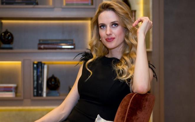 yle Bir Geer Zaman Ki dizisiyle yldz parlayan son olarak Arka Sokaklar dizisinde rol alan Wilma Elles de koronavirse yakalanmt. Koronavirs yznden olduka stresli ve gergin zamanlar geiren Elles, eski hastalnn nksettiini syledi.