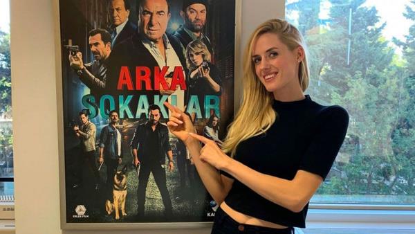 Getiimiz gn Baheehir'de bir gzellik merkezinin alnda konuan 34 yandaki Elles, unlar anlatt:    "Daha nce strese girdiimde ve korktuumda, geceleri uyurgezerlik olurdu. Uykumda geceleri kalkp yrrdm. Bu hastalk uzun zamandr yoktu, nksetti.''