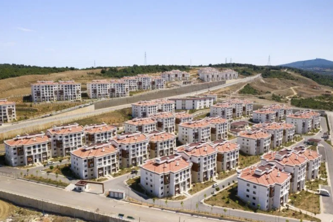 TOK'den yeni aklama  <br>  Yeni aklamayla birlikte, ekili ve kura art olmayan, sekiz ehirde bulunan, bin 365 yeni konut sata sunuldu. Kural satlarla birlikte toplam 2 bin 770 konut iin frsatlar devam ediyor.