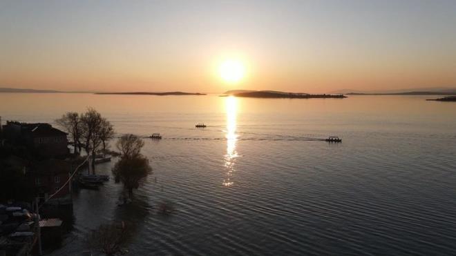 GLYAZI    Japon Seyahat Acentalar Birliince (JATA) "Avrupa'nn en gzel 30 kasabas" arasnda gsterilen yarmada zerine kurulu Glyaz, yalarn fazla olduu dnemlerde gl suyunun ykselerek evlerin nne kadar gelmesi dolaysyla "Kk Venedik" olarak nitelendiriliyor.