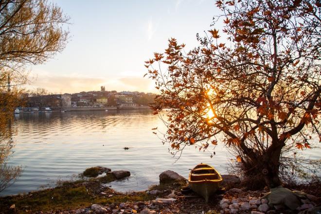 Glde balk ve saltanat kayklaryla yaplan gezintileri, yaklak 750 yllk Alayan nar', nilferleri ve tarihi kalntlaryla Glyaz'y her yl binlerce yerli ve yabanc turist ziyaret ediyor.