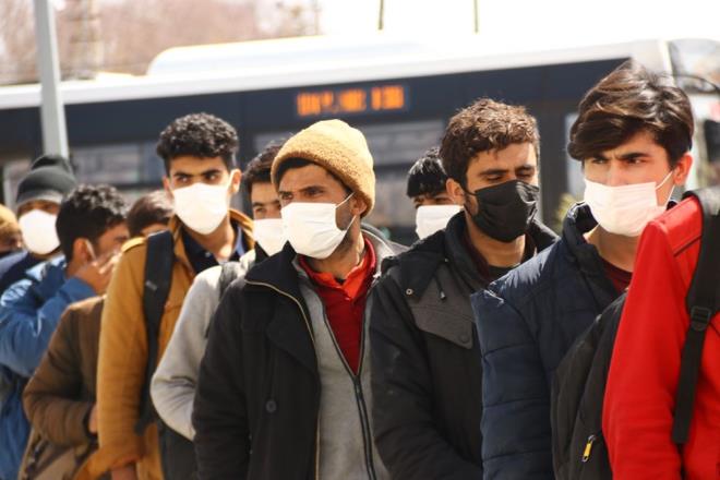 Erci Kaymakaml ve Belediyesi ile jandarma ekipleri, a ve bitkin haldeki gmenler iin seferber oldu.