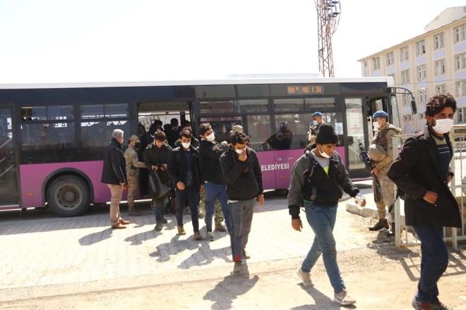 TIR ofr gzaltna alnrken, kaak gmenlerin adli ve idari ilemler tamamlanca Van l G daresi Geri Gnderme merkezine teslim edilecei bildirildi.