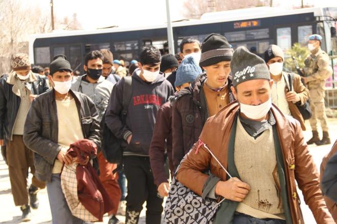 Yaplan aramada TIR'n dorsesinde 142'si Afganistan, 33' Pakistan ve 43' Banglade uyruklu toplam 218 kaak gmen olduu grld.