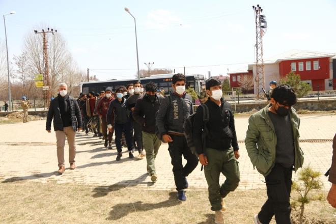Kla Mahallesindeki 12 Dev Adam Spor Salonu'na belediye otobsyle tanan dzensiz gmenlere, zabta ekiplerince yemek ve ay ikram edildi.