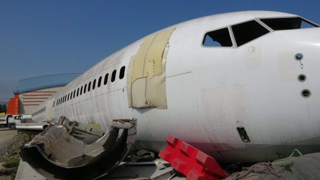 PDE SALONU OLACAK    Bir dnem yapt aklamalar ile uan balarna bela olduunu belirten Yomra Belediye Bakan Mustafa Byk, uan kaderini belirlediklerini aklad.    Ua almak iin yaklak 4 aydr proje hazrlayan 3 yatrmc ile mutabakata varlrken, sahile tanacak uak pide salonu olarak hizmet verecek.