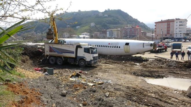 Abdlkadir Bekta, Temel kr Ylmaz ve Zafer Celap isimli yatrmclar tarafndan alnan uak, eksiklikler tamamlandktan sonra iledeki sahil blmne tanacak.    Yaklak 4 milyon TL?lik yatrmla bundan sonra pide salonu olarak hizmet verecek olan uan kokpit blmnde bu kez pilot kaptan deil pide ustas oturacak.