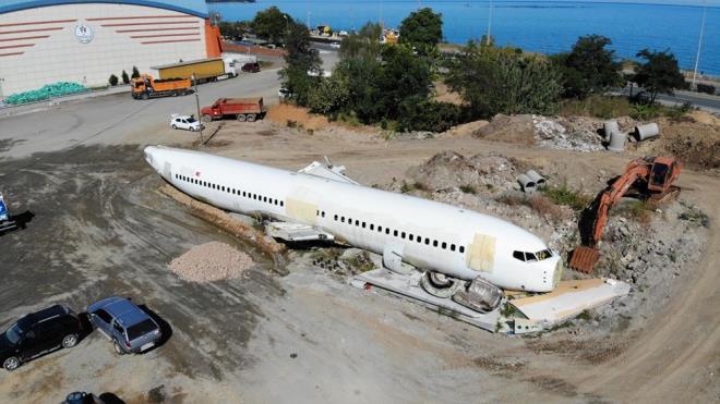 Uak, ini takmlarnn bala saplanmas sonucu denize 25 metre kala durabildi. Kazada yolcular sa salim kurtarlrken, uak 20 saat sren operasyonla sapland yerden kurtarlarak Trabzon Havaliman?nda gvenli bir blgeye ekildi.