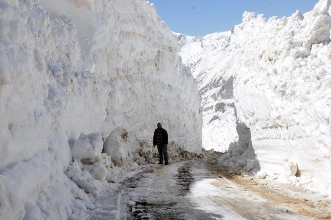 Gnlerdir sren almann daha devam edeceini ifade eden karla mcadele ekipleri, nisan aynda Yksekova'nn birok blgesinde karla mcadele almasnn tm hzyla devam ettiini belirtti.